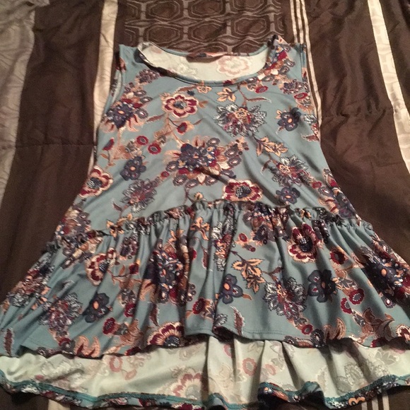 Tops - Women's sleeveless flower and ruffle top